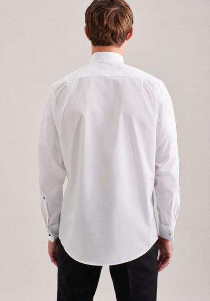 Person wearing a white dress shirt from behind on a plain background