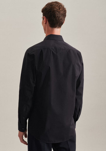 Man wearing a black shirt from behind on a plain background